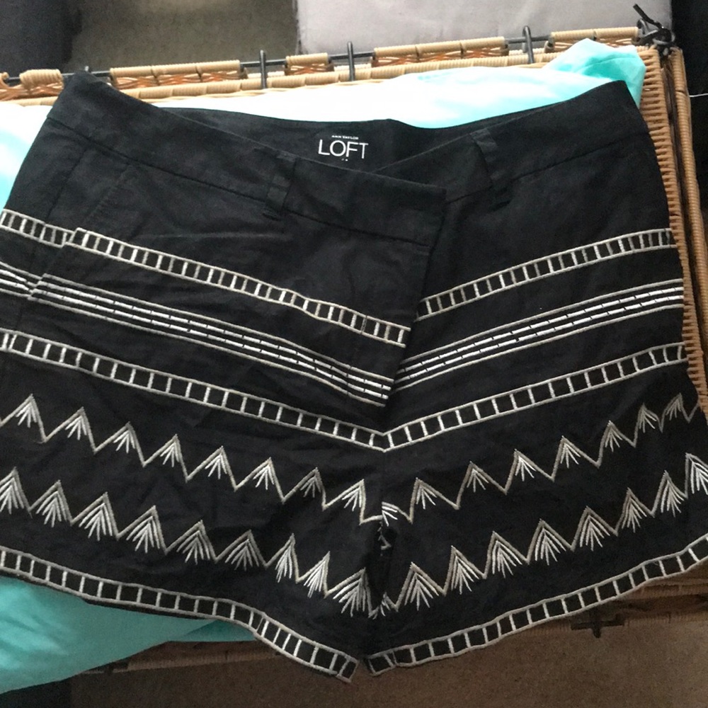 Black loft shorts with design